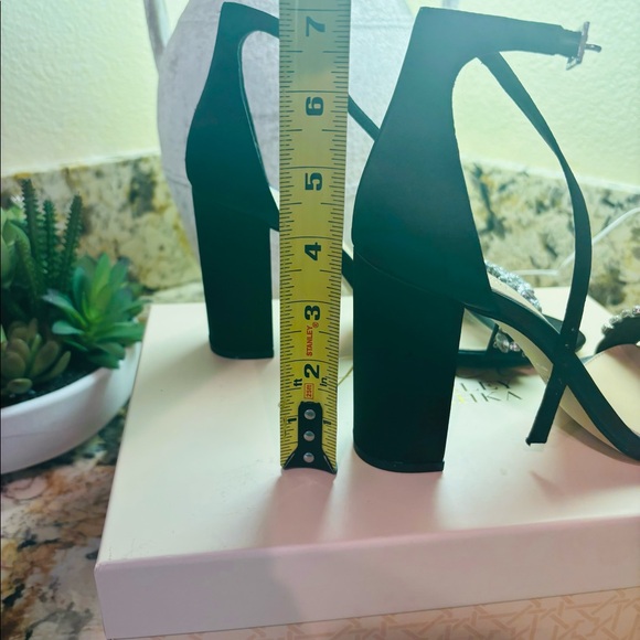 NEW Beautiful Badgley Mischka Jewel High Heels Size 8 - Picture 6 of 6